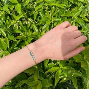 Minimalistic Gold Colored Hineni Bracelet